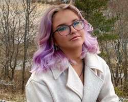 Mirabell often colors her hair into different shades.